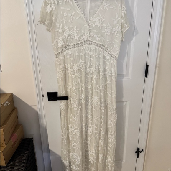 Elegant White Lace Maxi Dress - Picture 2 of 7